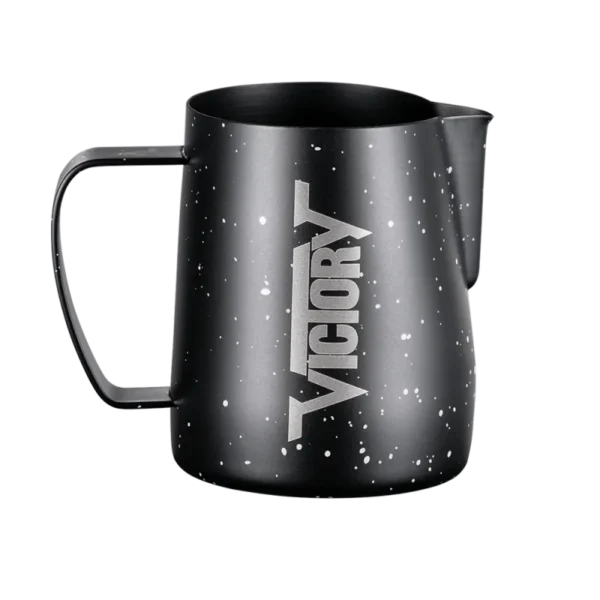 Leiteira de barista Victory Starry Night de 600ml em aço inoxidável com revestimento azul escuro estrelado e bico de precisão para latte art.